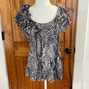 New York & Co black white Mesh Snake print cap sleeve  top XL floral Appliqué